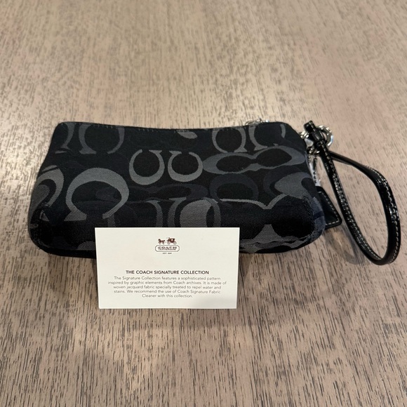 💕 NWT Vintage Coach Signature Turnlock Wristlet in black & grey monogram canvas